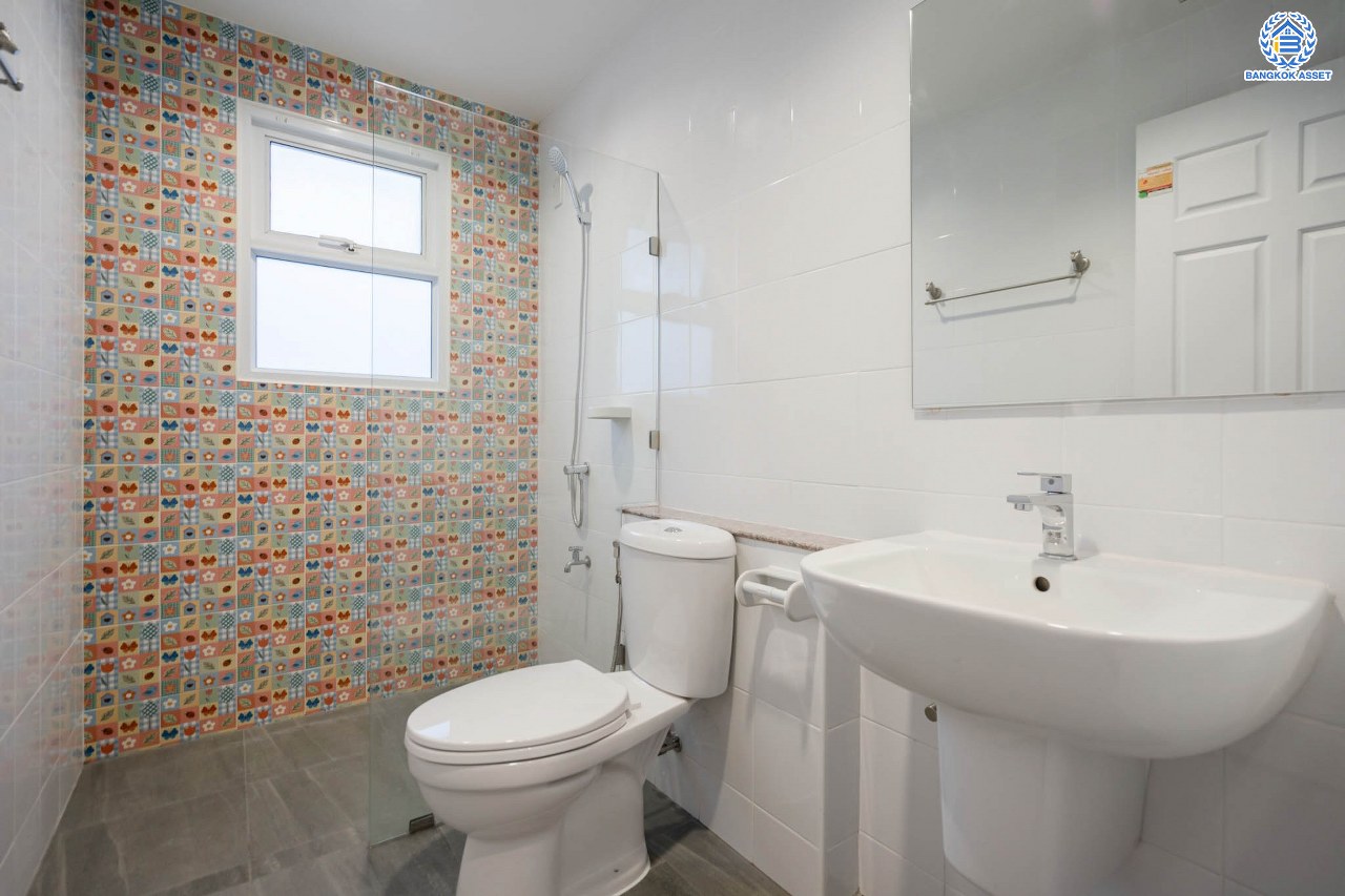 บ้านเดี่ยวมือสองนนทบุรี โครงการ นนทรีฟลอร่า ปิ่นเกล้า-ศาลายา เนื้อที่ 52.5 ตร.ว. ฟังก์ชัน 3 ห้องนอน 3 ห้องน้ำ จอดรถได้ 2 คัน ส่วนกลางครบครัน ตอบโจทย์ทุกครอบครัว บนทำเลเดินทางสะดวก เชื่อมต่อถนนบรมฯ ใกล้เซ็นทรัลปิ่นเกล้า และจุดขึ้นทางด่วนศรีรัช